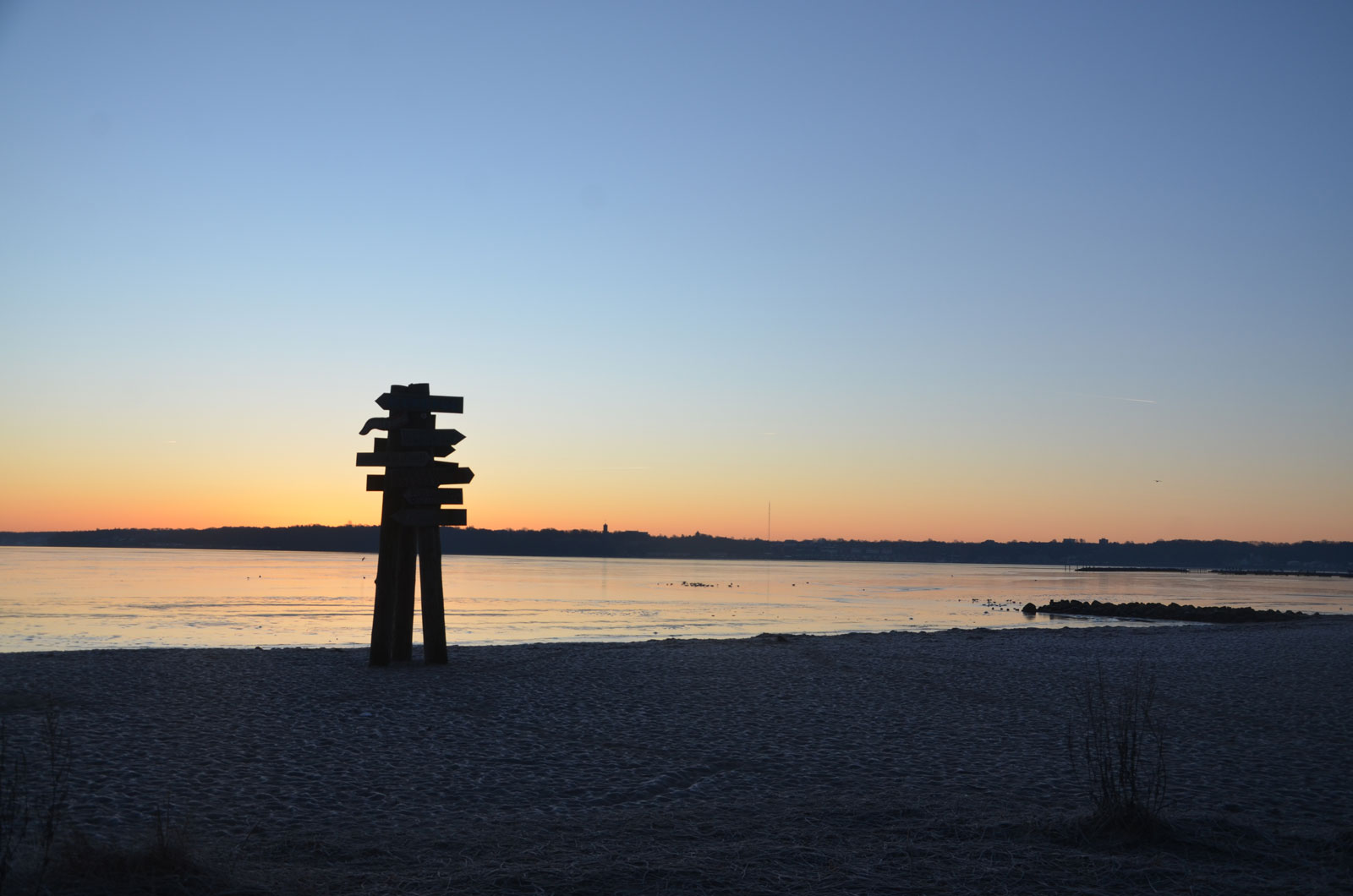 Wegweiser im Abendhimmel